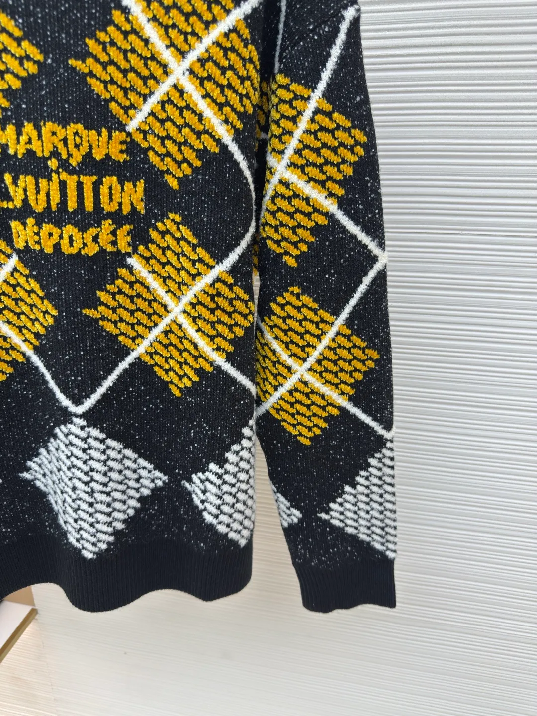 LOUIS VUITTON checkerboard checkered knitted sweater ●Authentic product: Purchased and developed for 14800 ●Item number: 1680234-B70 ●Fabric: wool blended fabric ●Technology: knitted ●Version: loose fit ●Weight: about 770 grams ●Size: XS-S-M-L ●Description: The white yarn is 50 wool special loop yarn, the black yarn is 28 count double-ply 50 wool blended yarn, the yellow yarn is 50 wool chenille, artificially finely patterned on the board, and the imported Stoll five-knitting machine is used to make the entire three-color sesame base jacquard process on the board. It is knitted using the latest wool-hanging machine. The newly knitted garment has many knots. It can be matched with the same style to create a fashionable look, and can be used in various occasions. It has customized accessories and complete three standards. It is the same style for men and women!